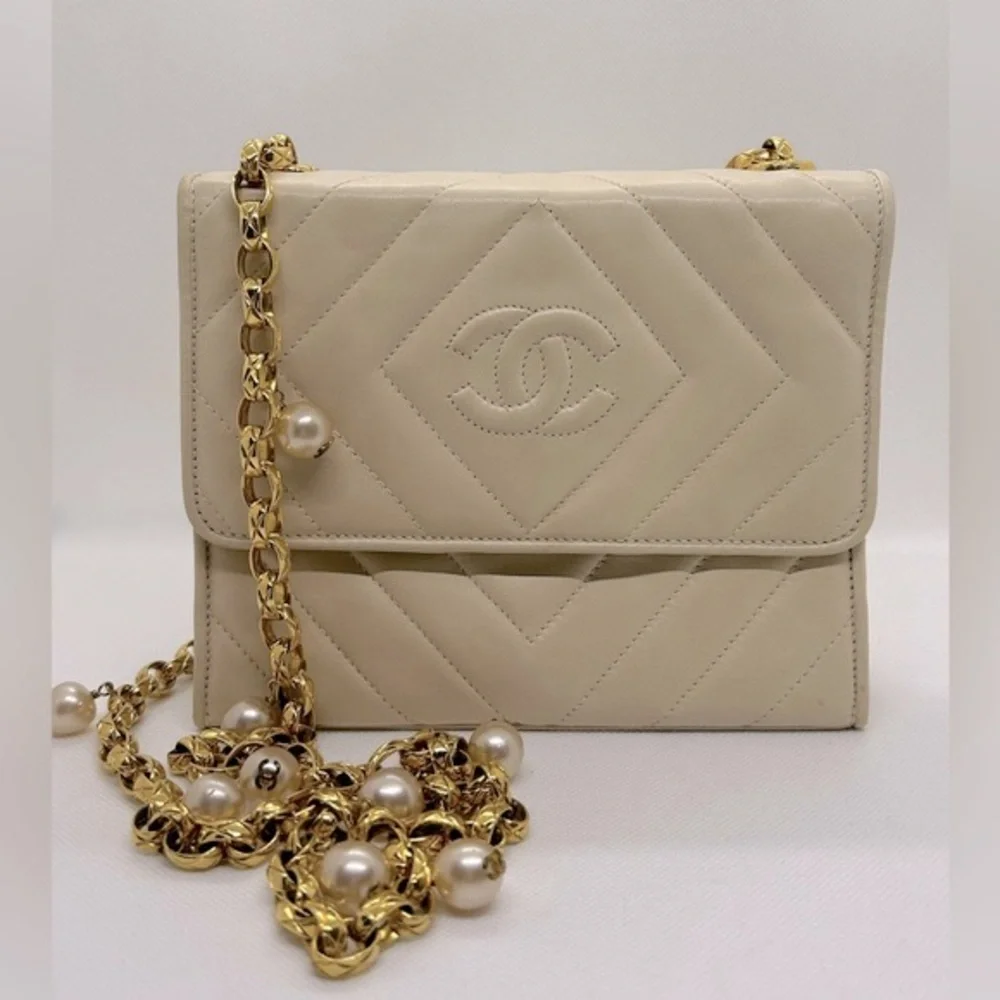 CHANEL Vintage Diamond Quilted Lambskin Pearl Gold Chain Shoulder Bag Small